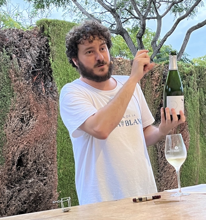 Josh Vidal dirigiendo una cata de vinos