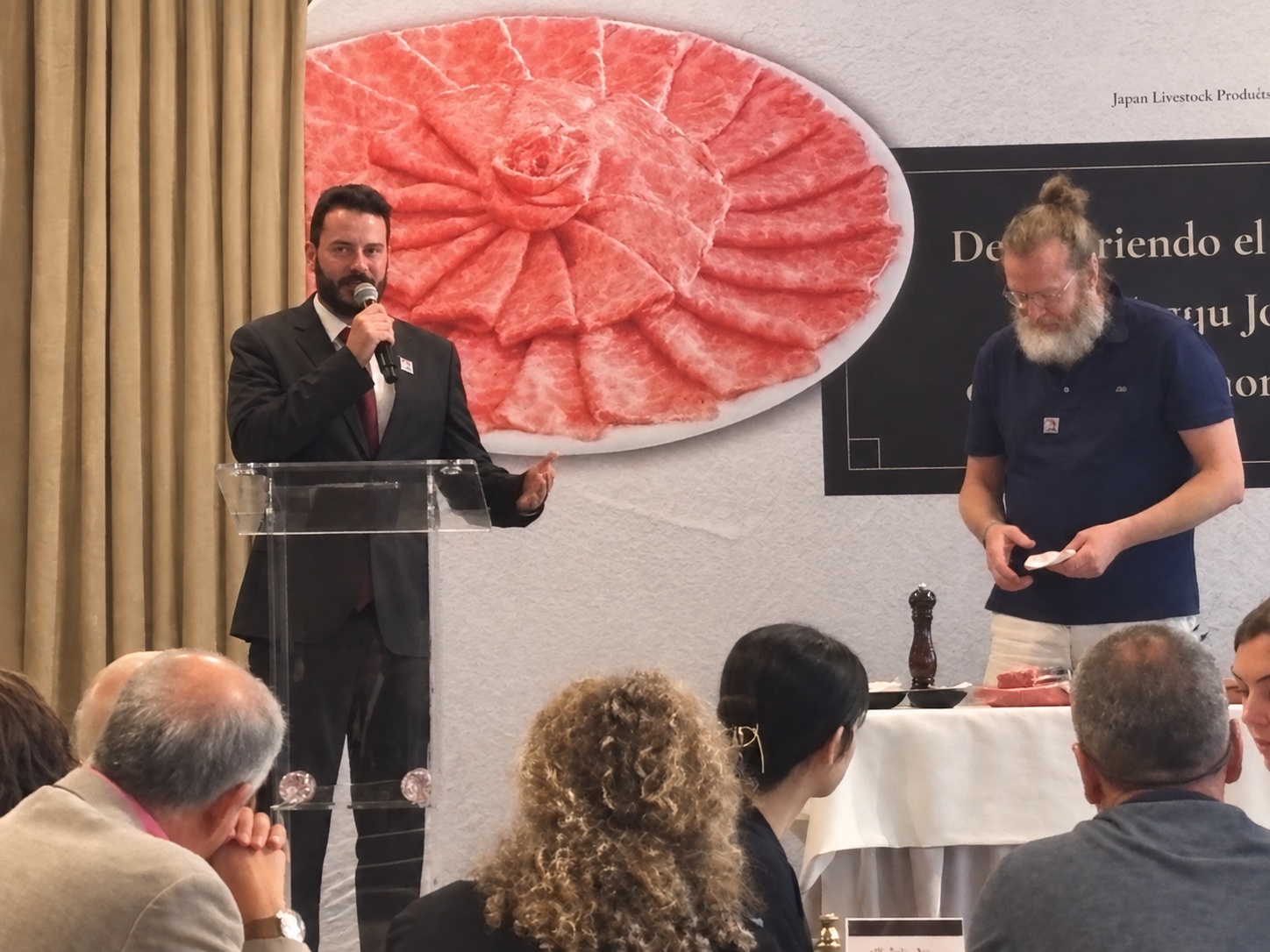 Josh Vidal presentando una experiencia gastronómica